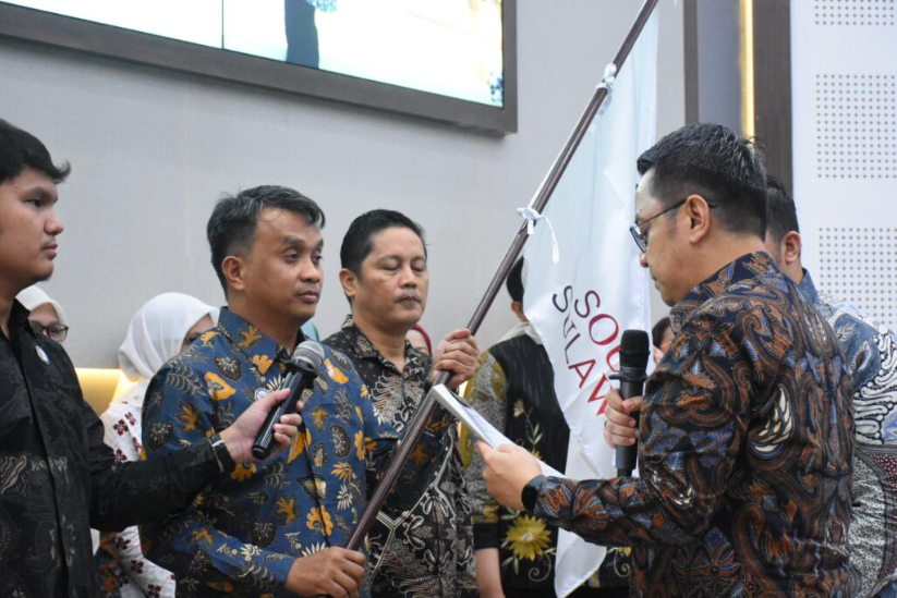 foto Makassar — Akses belajar Bahasa Inggris masih menjadi tantangan bagi banyak anak di daerah, terutama bagi mereka yang tinggal di wilayah dengan keterbatasan sumber belajar dan pendampingan pendidikan. Menjawab persoalan tersebut, Ikatan Alumni Britania Raya atau IABA Sulawesi Selatan menghadirkan program sosial berbasis pendidikan yang lebih inklusif dan mudah dijangkau.